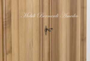 Mobile dispensa realizzato in legno massello di noce colore chiaro
